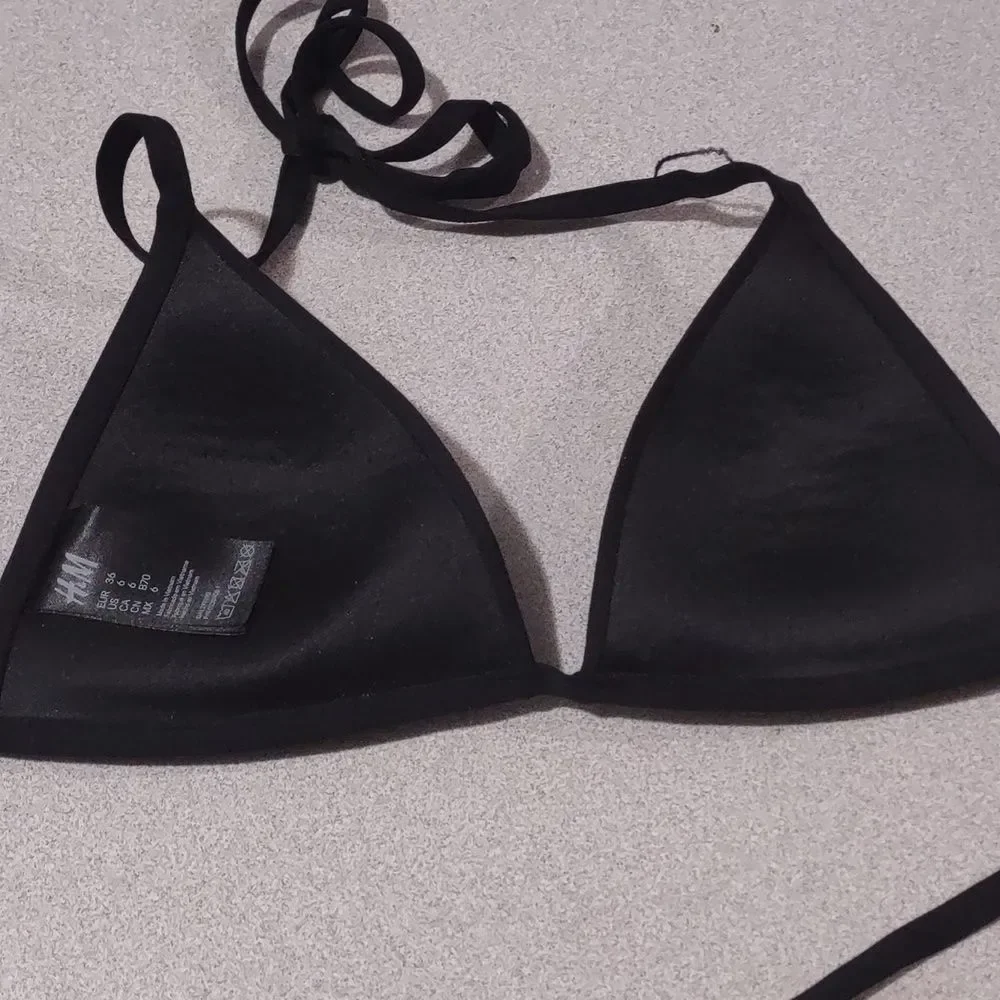 H&M Women's Black Scrunched Triangle Bikini Swimsuit Top Size 6 - Picture 3 of 5